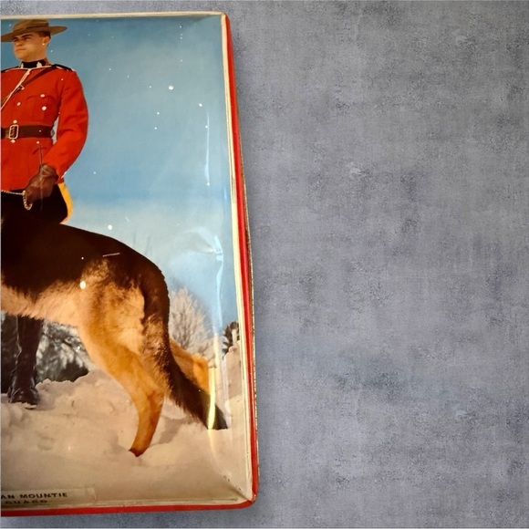 Vintage Riley's Toffee tin featuring a "Canadian Mountie on Guard" - Picture 8 of 9